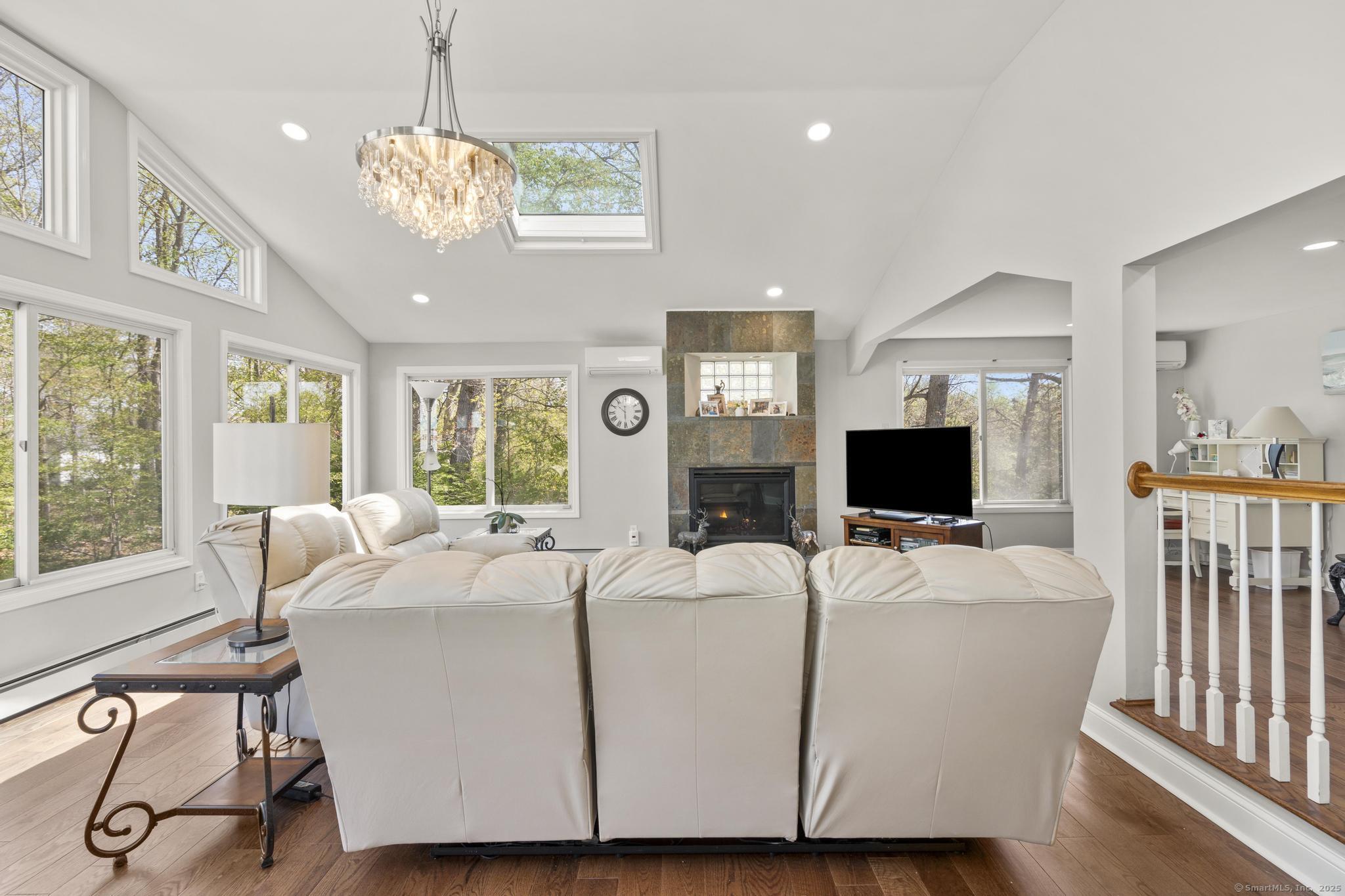 87 Knollwood, Branford, Connecticut 06405