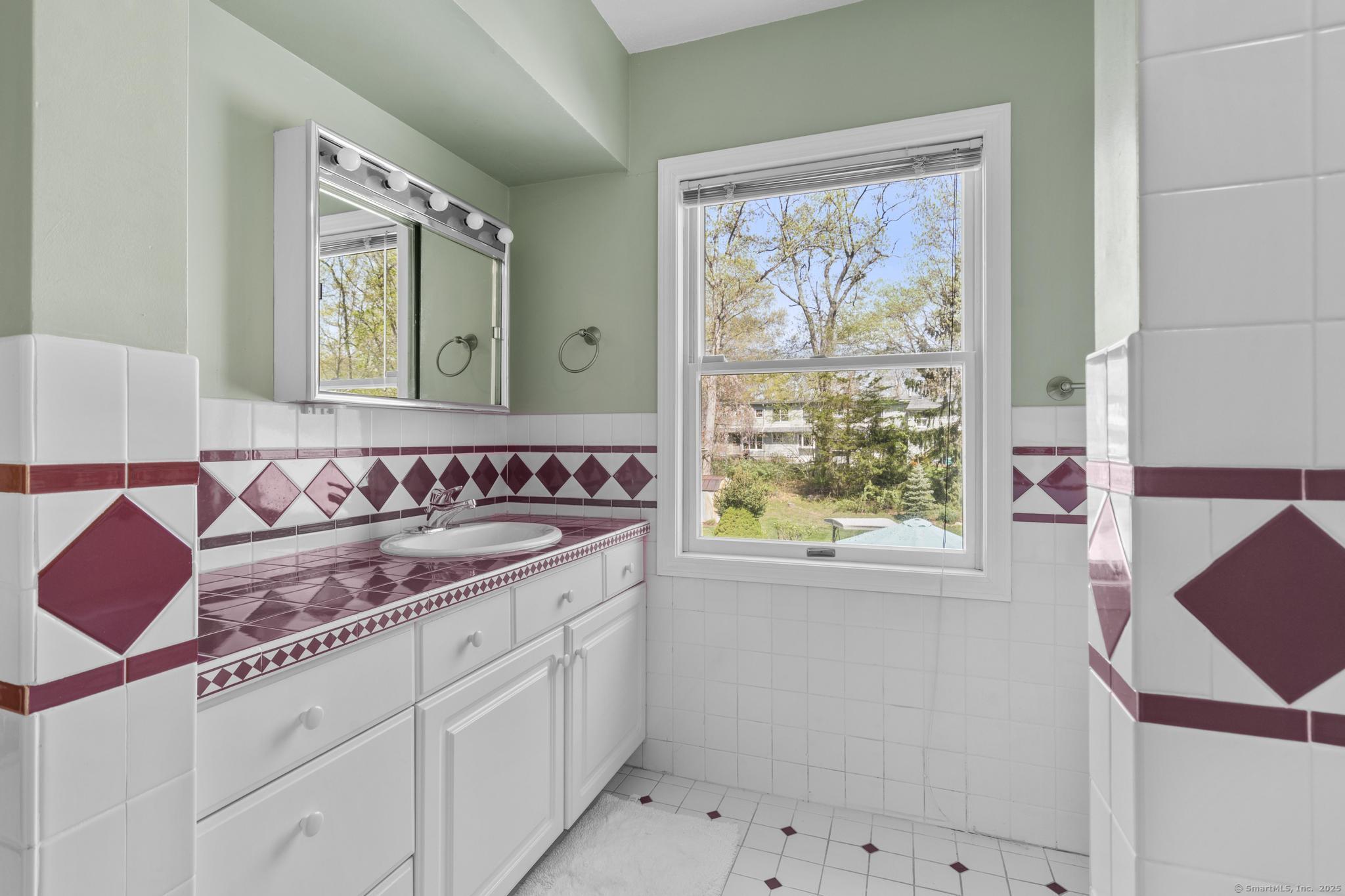 87 Knollwood, Branford, Connecticut 06405