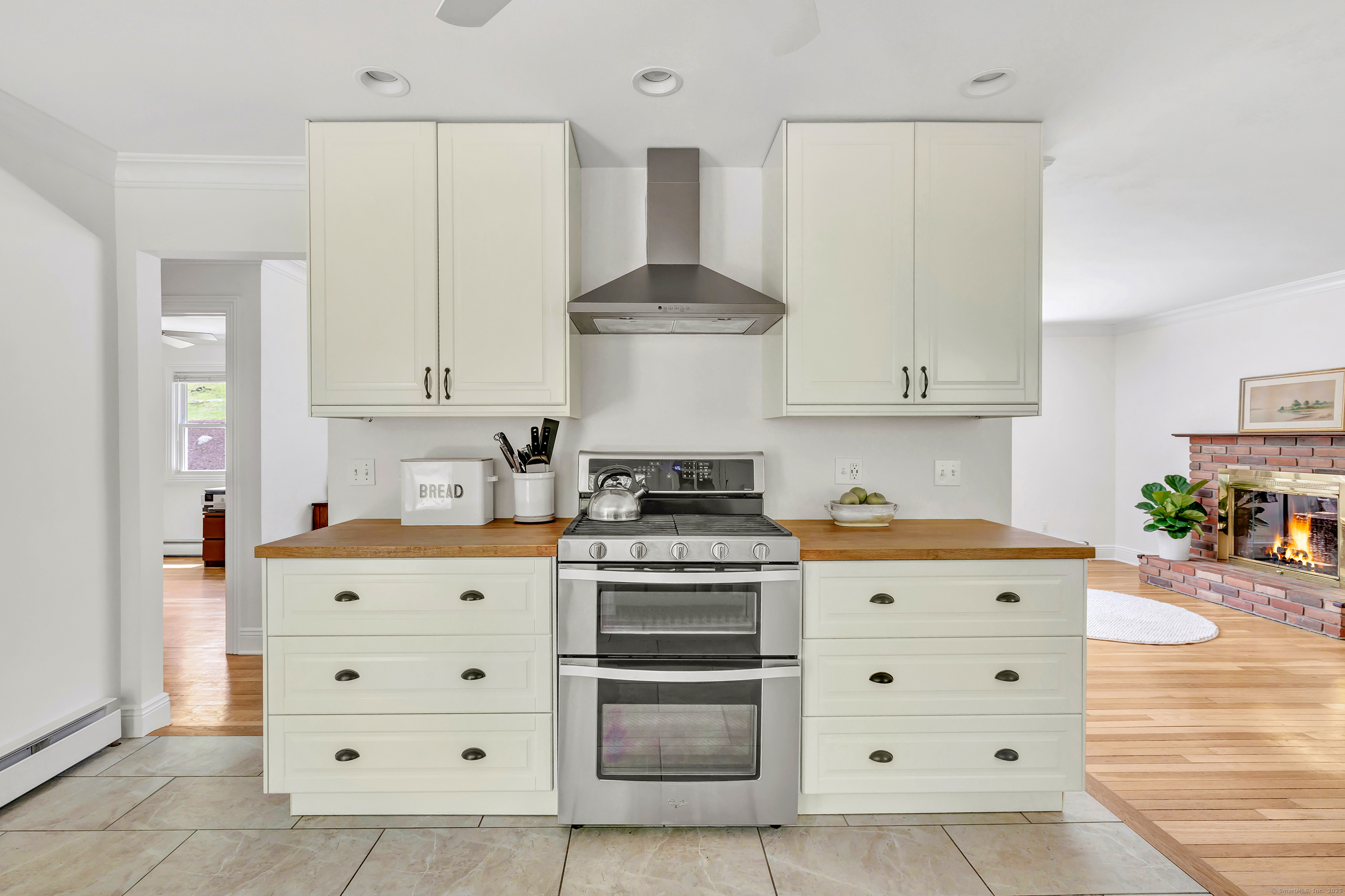 82 Village, Shelton, Connecticut 06484