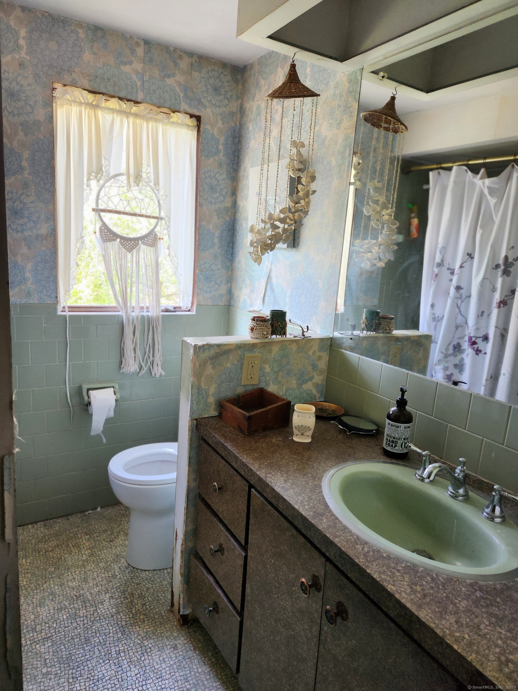 16 Vista, East Haven, Connecticut 06512