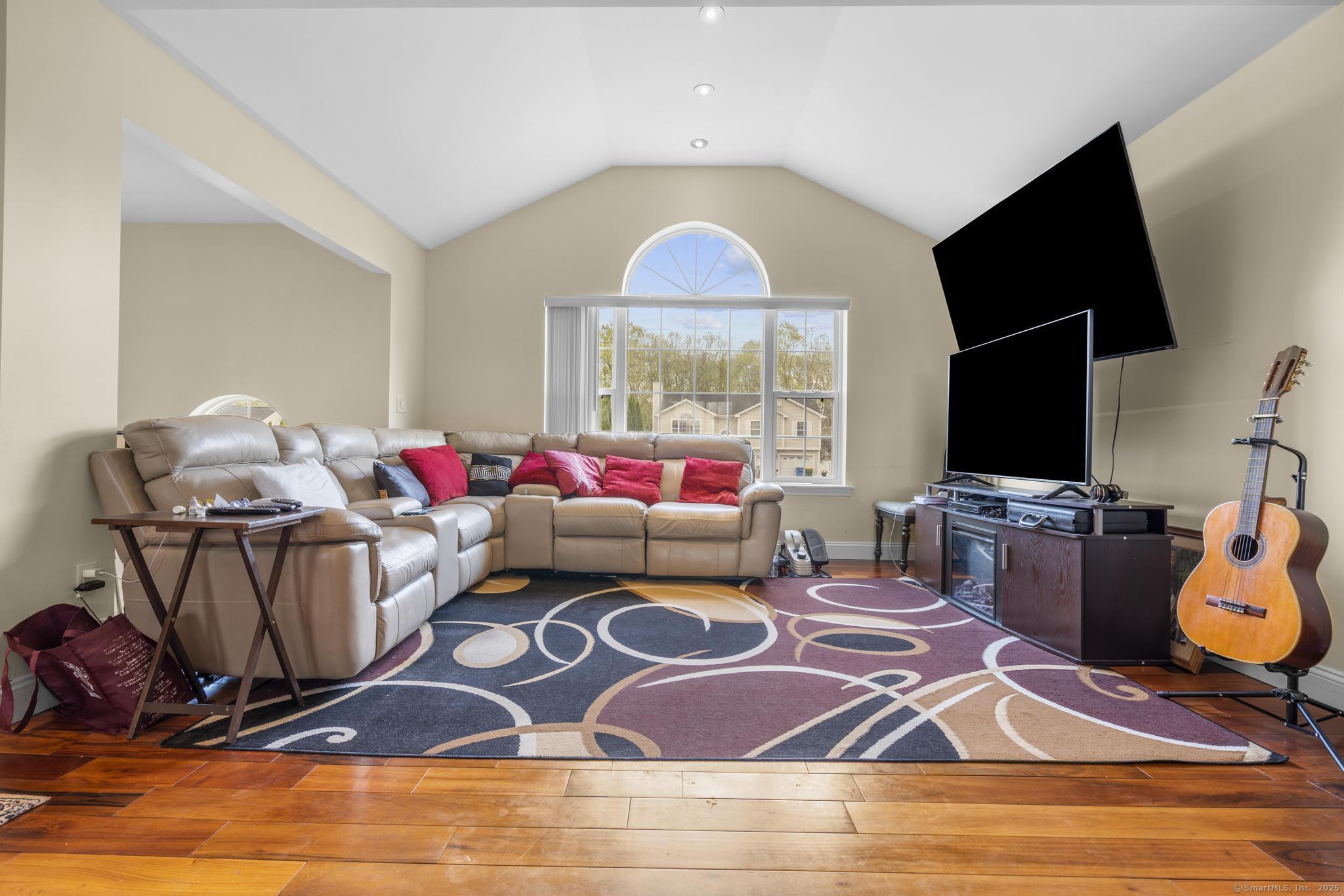 13 Woodcrest, Waterbury, Connecticut 06708