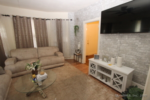 Homes for sale in Naugatuck, CT | 33 Lounsbury St, Naugatuck, CT 06770 | MLS# 24093813