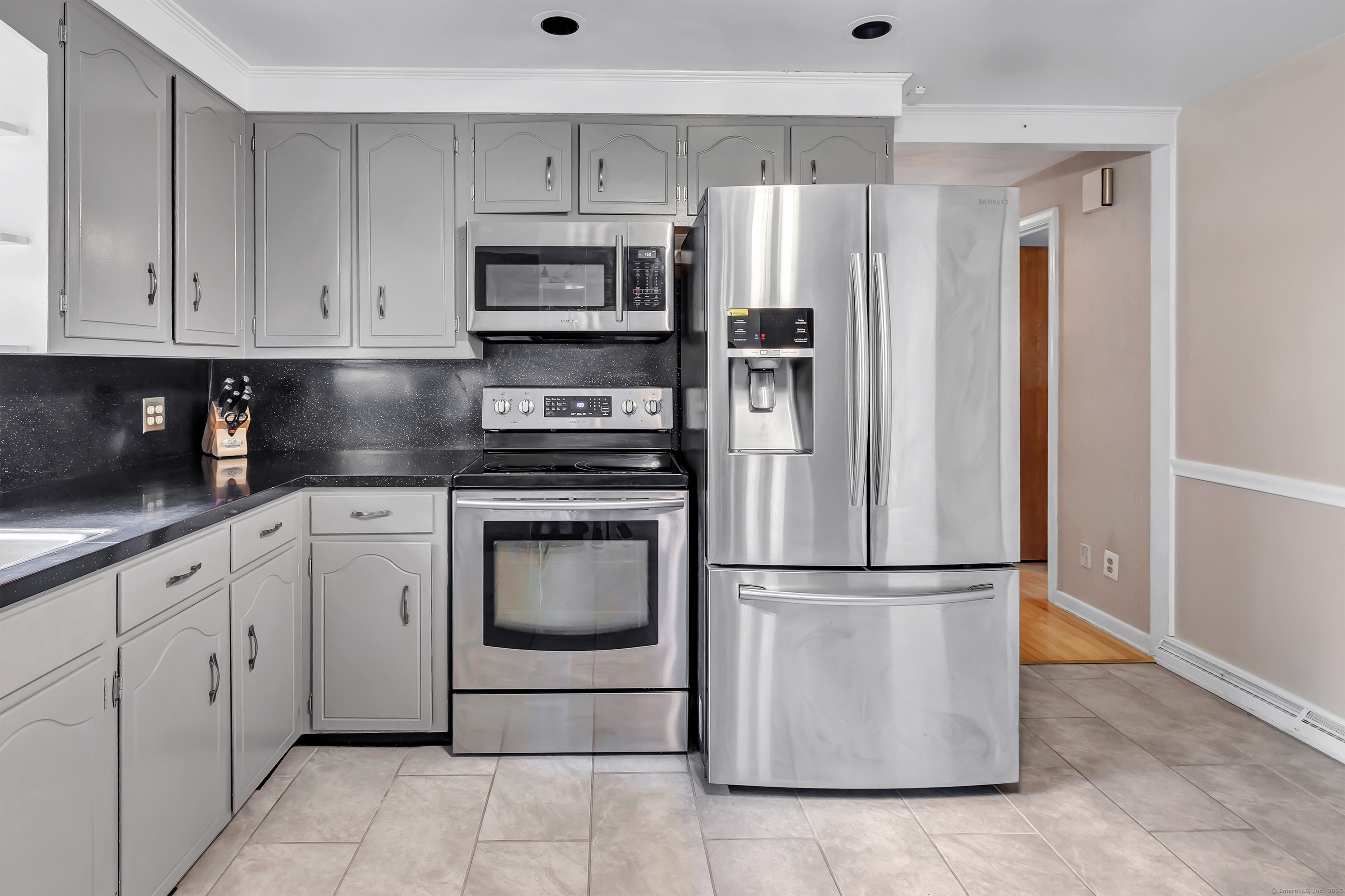 15 Roger, North Haven, Connecticut 06473