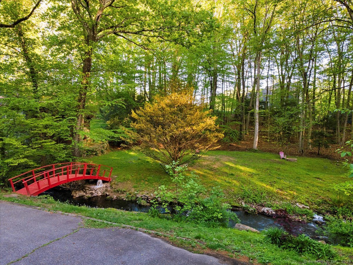 266 Pinewood, Trumbull, Connecticut 06611