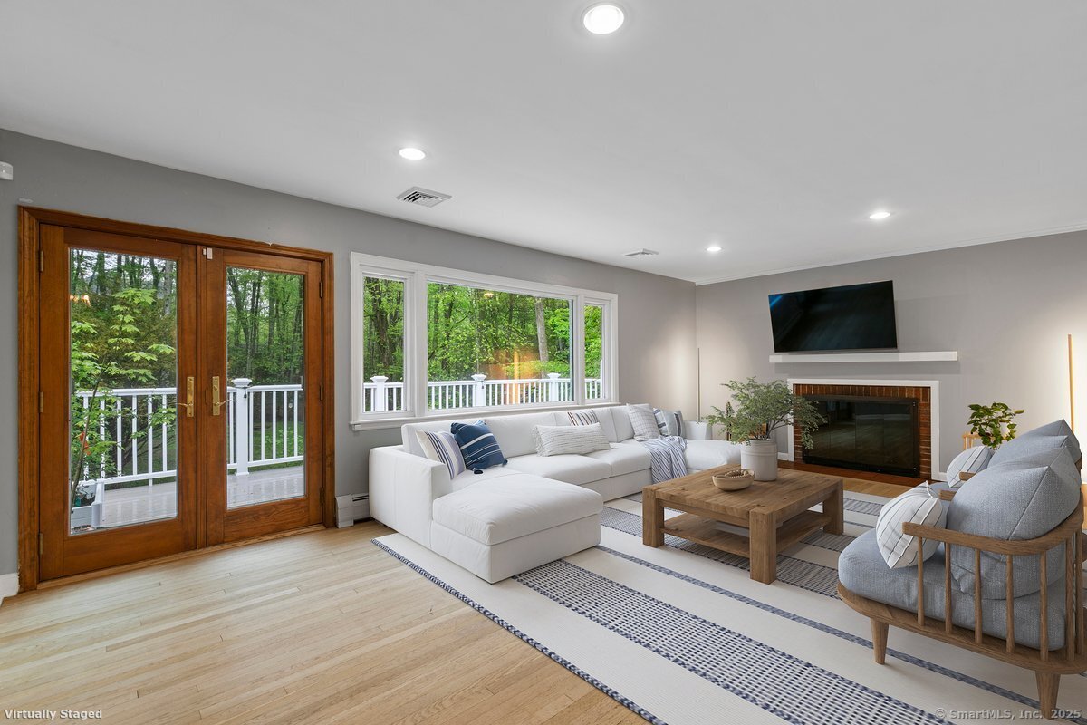 266 Pinewood, Trumbull, Connecticut 06611