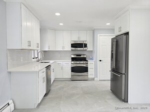 Homes for sale in Stratford, CT | 206 Bridgeview Pl, Stratford, CT 06614 | MLS# 24099697