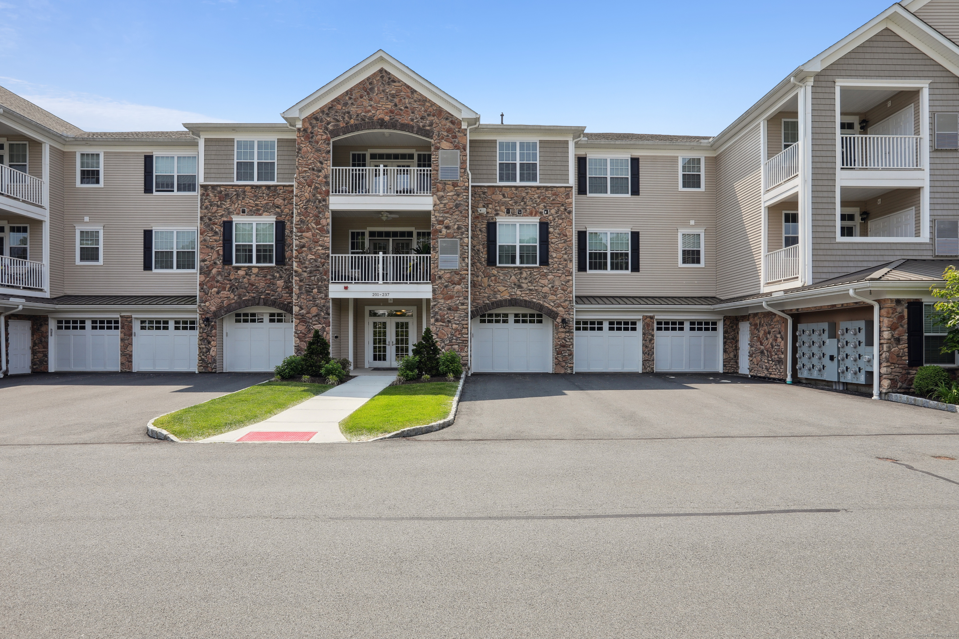 231 Brookside Court Newtown CT