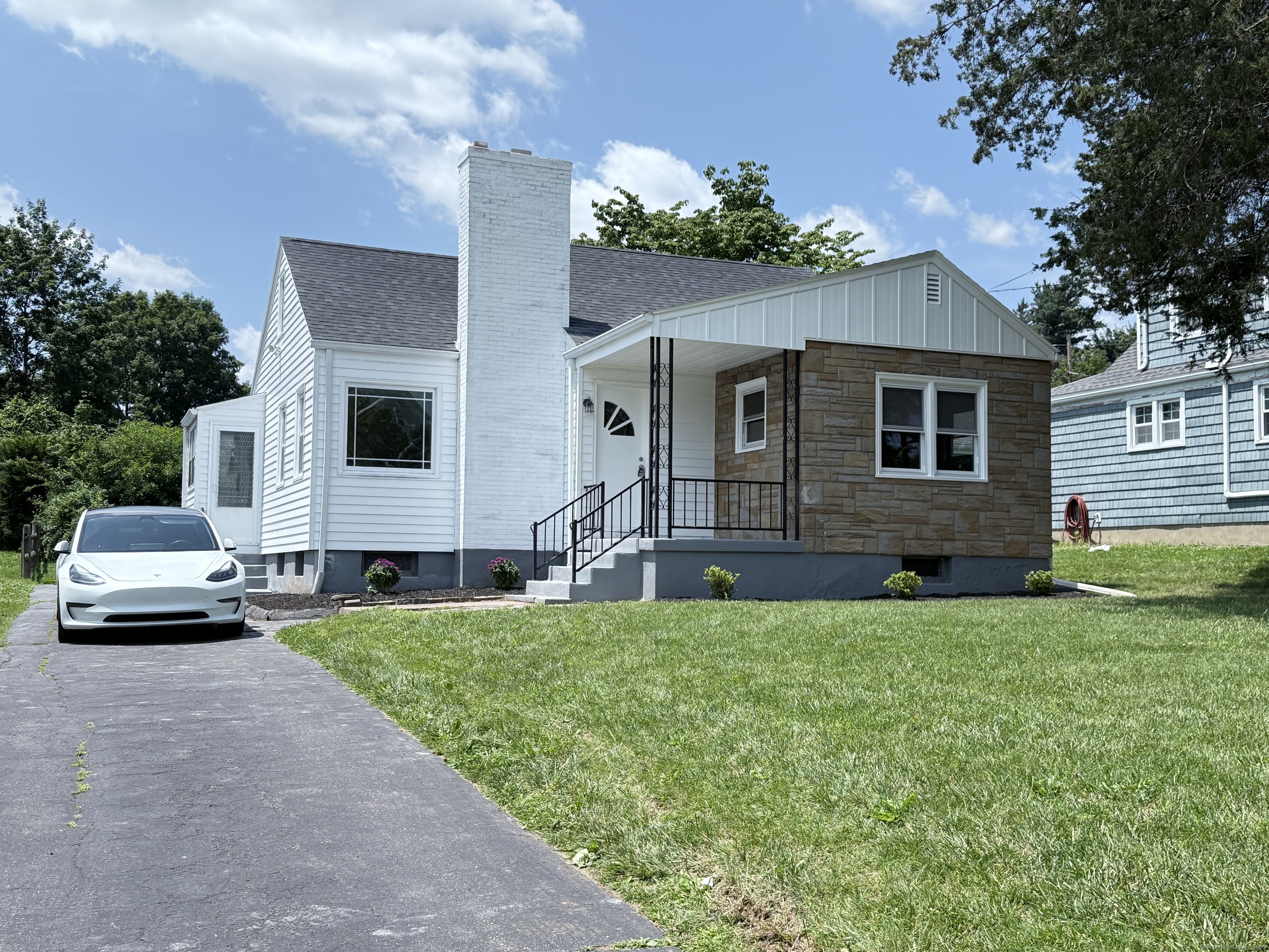 589 Quaker Lane West Hartford CT