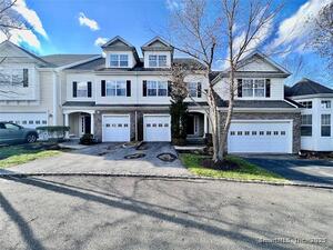 Homes for sale in Middlebury, CT | 2 Dogwood Ct #2, Middlebury, CT 06762 | MLS# 24111129