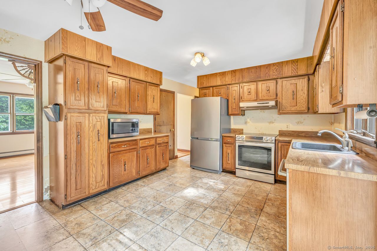 43-1/2 Willoughby, Shelton, 06484, 3 Bedrooms Bedrooms, ,1 BathroomBathrooms,Single Family For Sale,For Sale,Willoughby,170621655