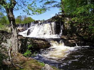 Homes for sale in Southbury, CT | 197 Lee Farm Dr, Southbury, CT 06488 | MLS# 24121439