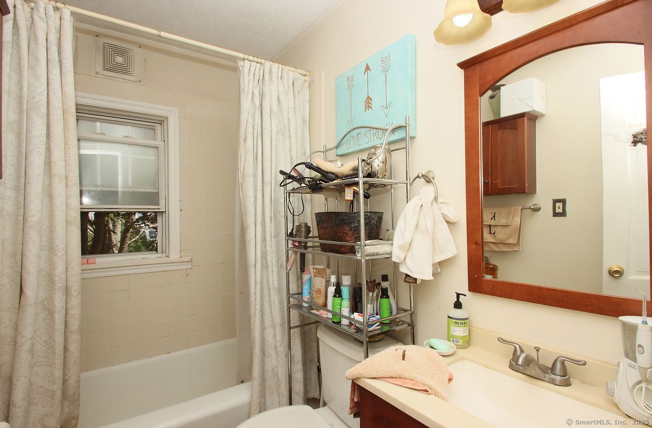 Photo 16 of 520 Hartford Turnpike, Hamden, CT