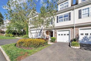 Homes for sale in Middlebury, CT | 24 Ridgewood Dr #24, Middlebury, CT 06762 | MLS# 24122594