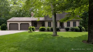 Homes for sale in Southbury, CT | 20 Lantern Park Ln S, Southbury, CT 06488 | MLS# 24119970