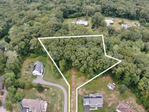 Homes for sale in Waterford, CT | 9 Arrowhead Trl, Waterford, CT 06385 | MLS# 24108706