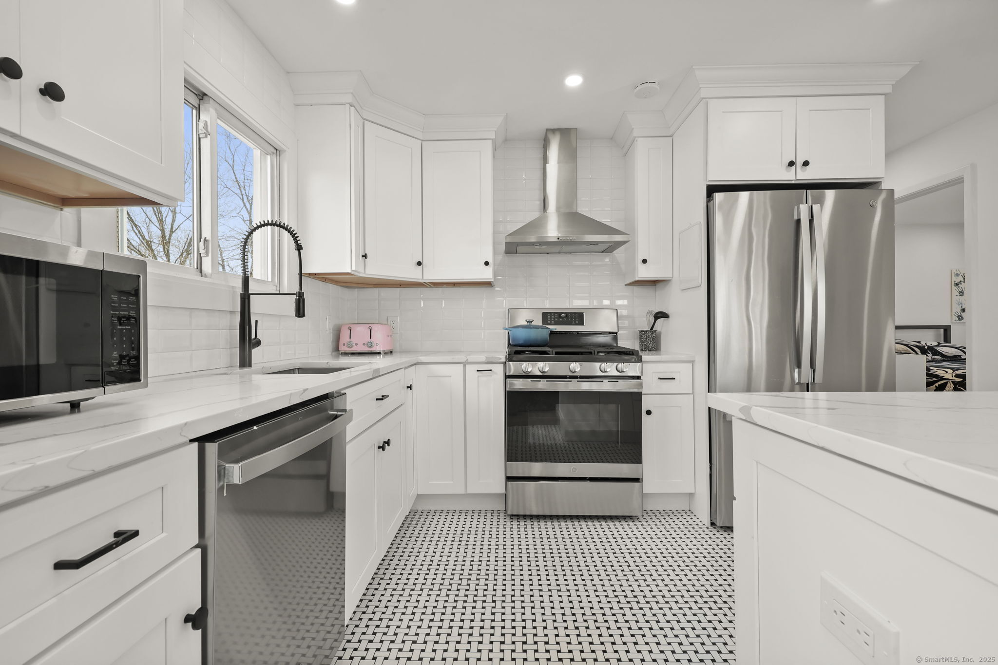 24 Maplewood Drive, Greenwich, Connecticut photo 1