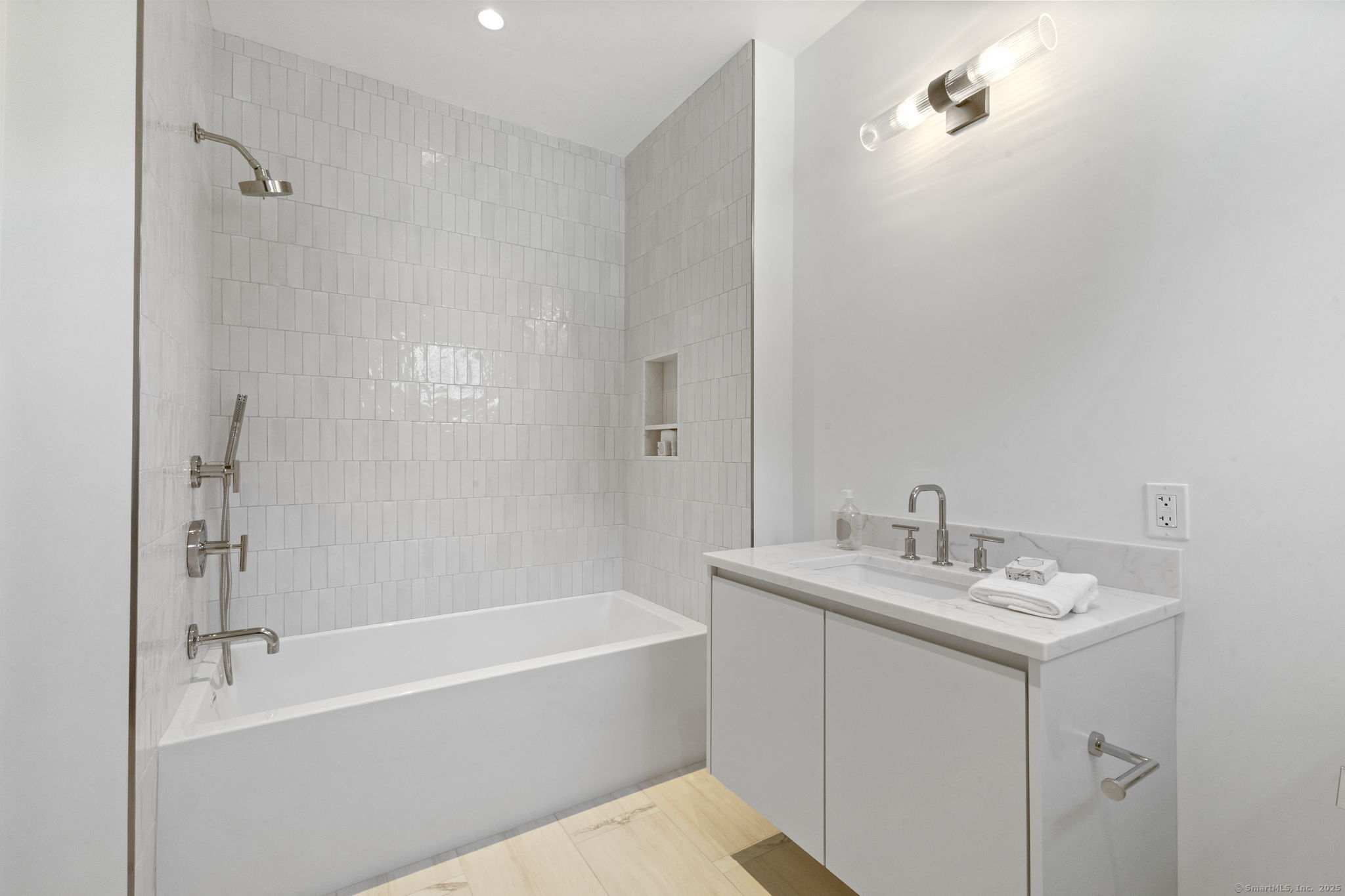 Greenwich, Connecticut, 06830, United States, 5 Bedrooms Bedrooms, ,5.5 BathroomsBathrooms,Residential,For Sale,1959993