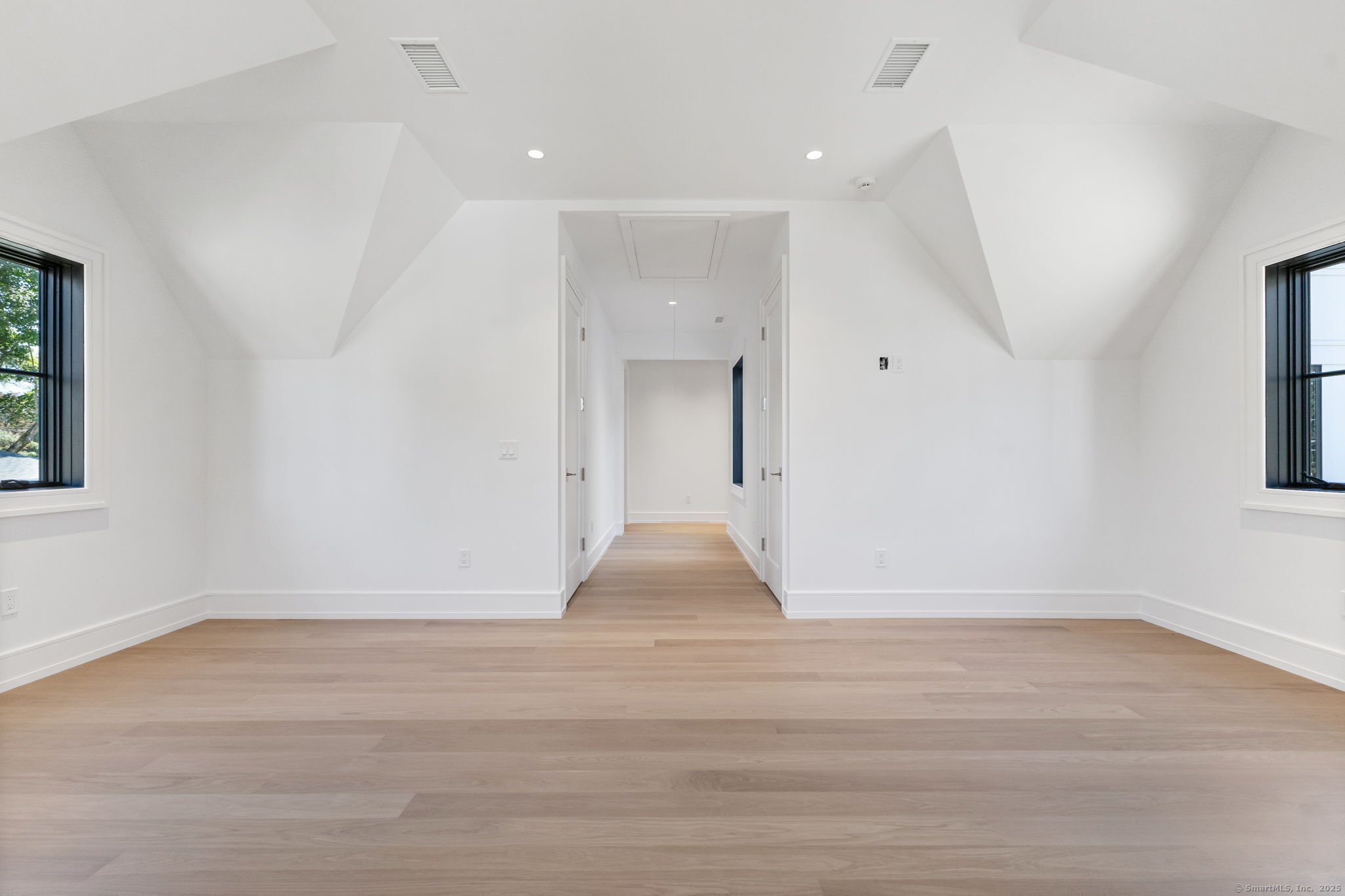 Greenwich, Connecticut, 06830, United States, 5 Bedrooms Bedrooms, ,5.5 BathroomsBathrooms,Residential,For Sale,1959993