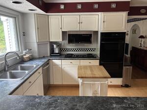 Homes for sale in Middlebury, CT | 80 Pine Hollow Dr, Middlebury, CT 06762 | MLS# 24127773