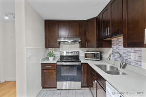 Homes for sale in West Hartford, CT | 102 Oakwood Ave #APT B5, West Hartford, CT 06119 | MLS# 24129057