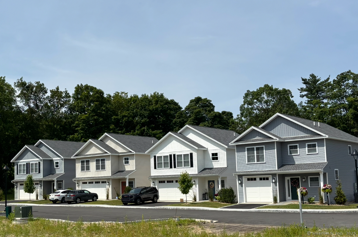 Homes for sale in Bethel, CT | 10 Fieldstone Ct #10, Bethel, CT 06801 | MLS# 24131019