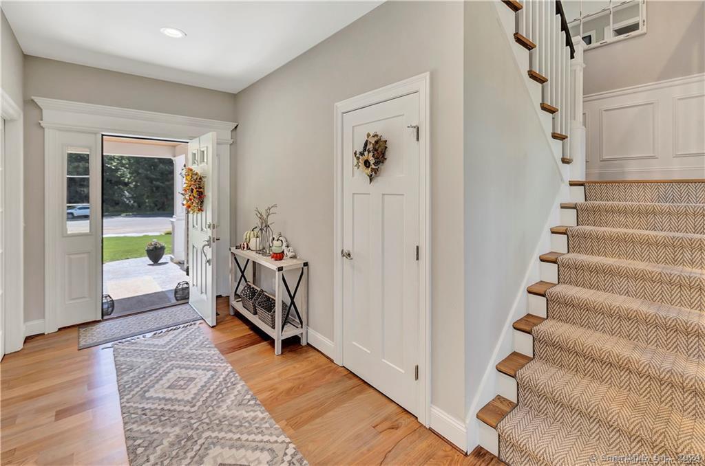 Homes for sale in Simsbury, CT | 40 Holcomb St, Simsbury, CT 06070 | MLS# 24131368