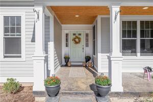 Homes for sale in Simsbury, CT | 40 Holcomb St, Simsbury, CT 06070 | MLS# 24131368