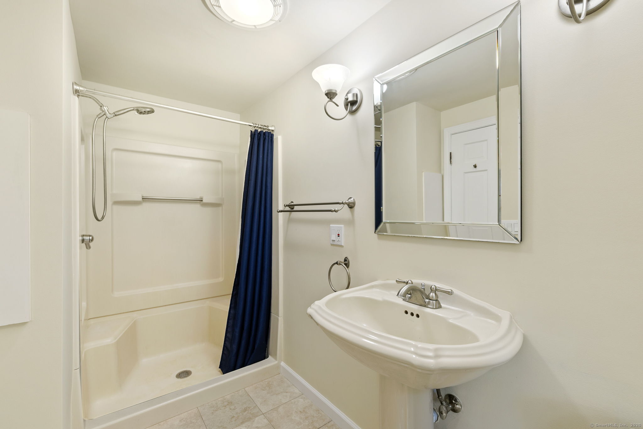 Photo 21 of 172 Oakland Street, Bristol, CT