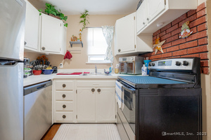 Homes for sale in Naugatuck, CT | 48 Round Tree Dr #5, Naugatuck, CT 06770 | MLS# 24132185