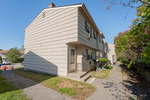 Homes for sale in Naugatuck, CT | 48 Round Tree Dr #5, Naugatuck, CT 06770 | MLS# 24132185