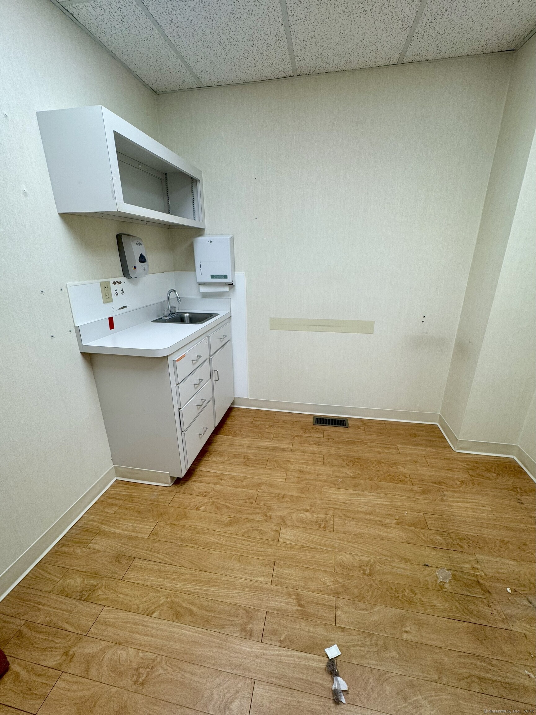 160 Wolcott, Bristol, 06010, 7 Bedrooms Bedrooms, 0 ,3 BathroomsBathrooms,Multi-family For Sale,For Sale,Wolcott,0,24132507