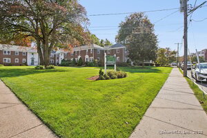 Homes for sale in West Hartford, CT | 54 Robin Rd #APT B2, West Hartford, CT 06119 | MLS# 24132265