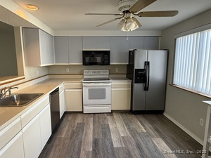 Homes for sale in Cromwell, CT | 31 Valley Run Dr #31, Cromwell, CT 06416 | MLS# 24128672