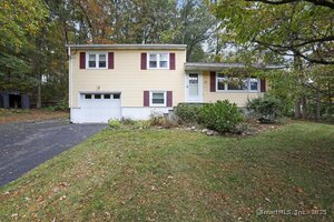 Homes for sale in Brookfield, CT | 12 Oak Crest Dr, Brookfield, CT 06804 | MLS# 24130176