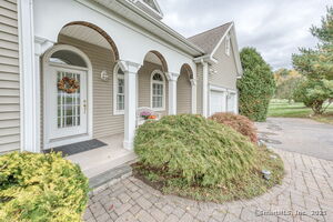 Homes for sale in Manchester, CT | 9 Parsons Ct, Manchester, CT 06040 | MLS# 24133471