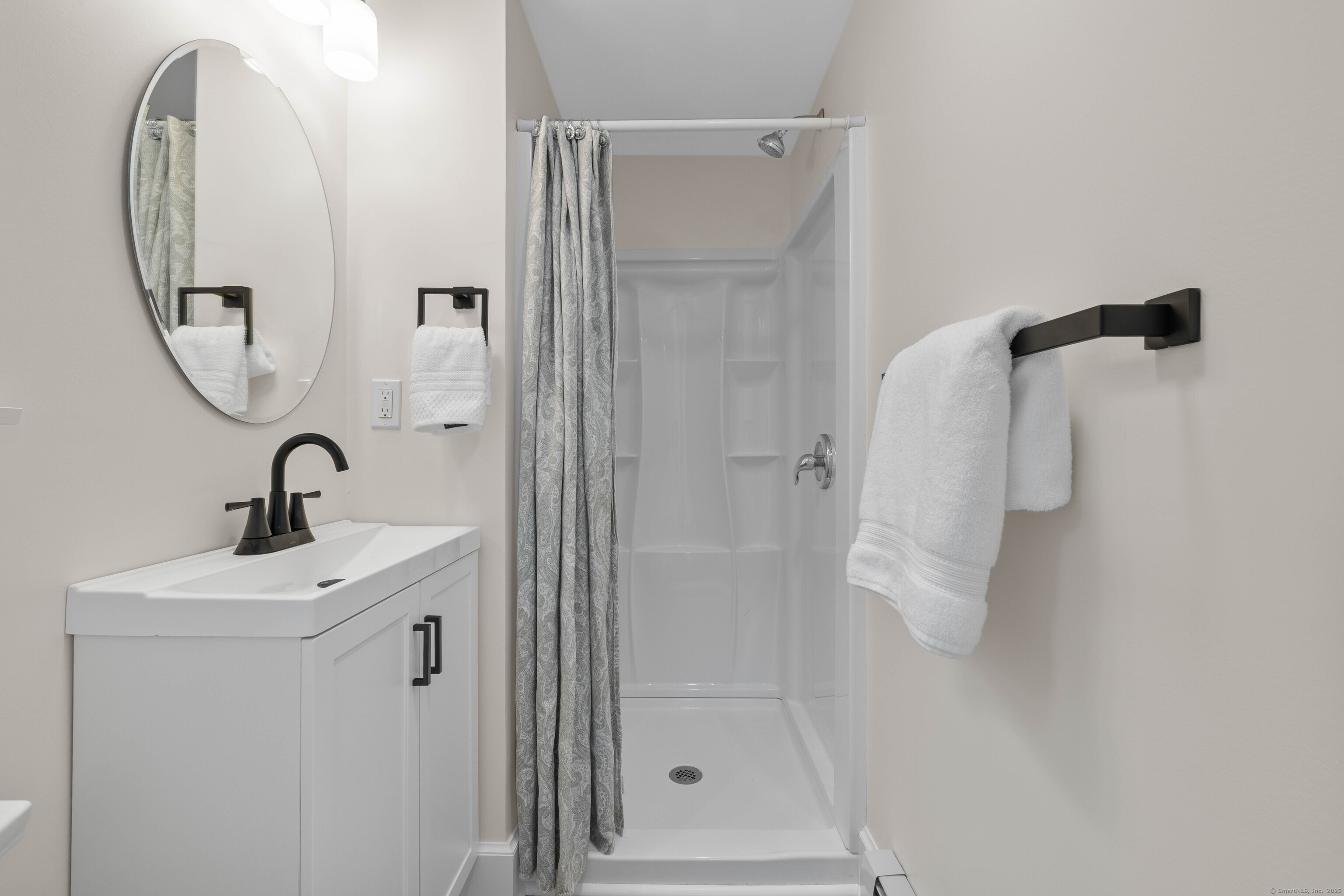 Guilford, Connecticut, 06437, United States, 6 Bedrooms Bedrooms, ,4 BathroomsBathrooms,Residential,For Sale,1992629