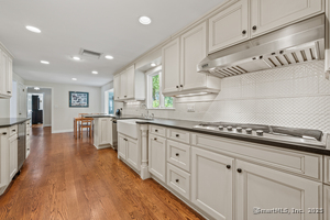 Homes for sale in West Hartford, CT | 186 Hunter Dr, West Hartford, CT 06107 | MLS# 24134164