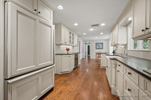 Homes for sale in West Hartford, CT | 186 Hunter Dr, West Hartford, CT 06107 | MLS# 24134164