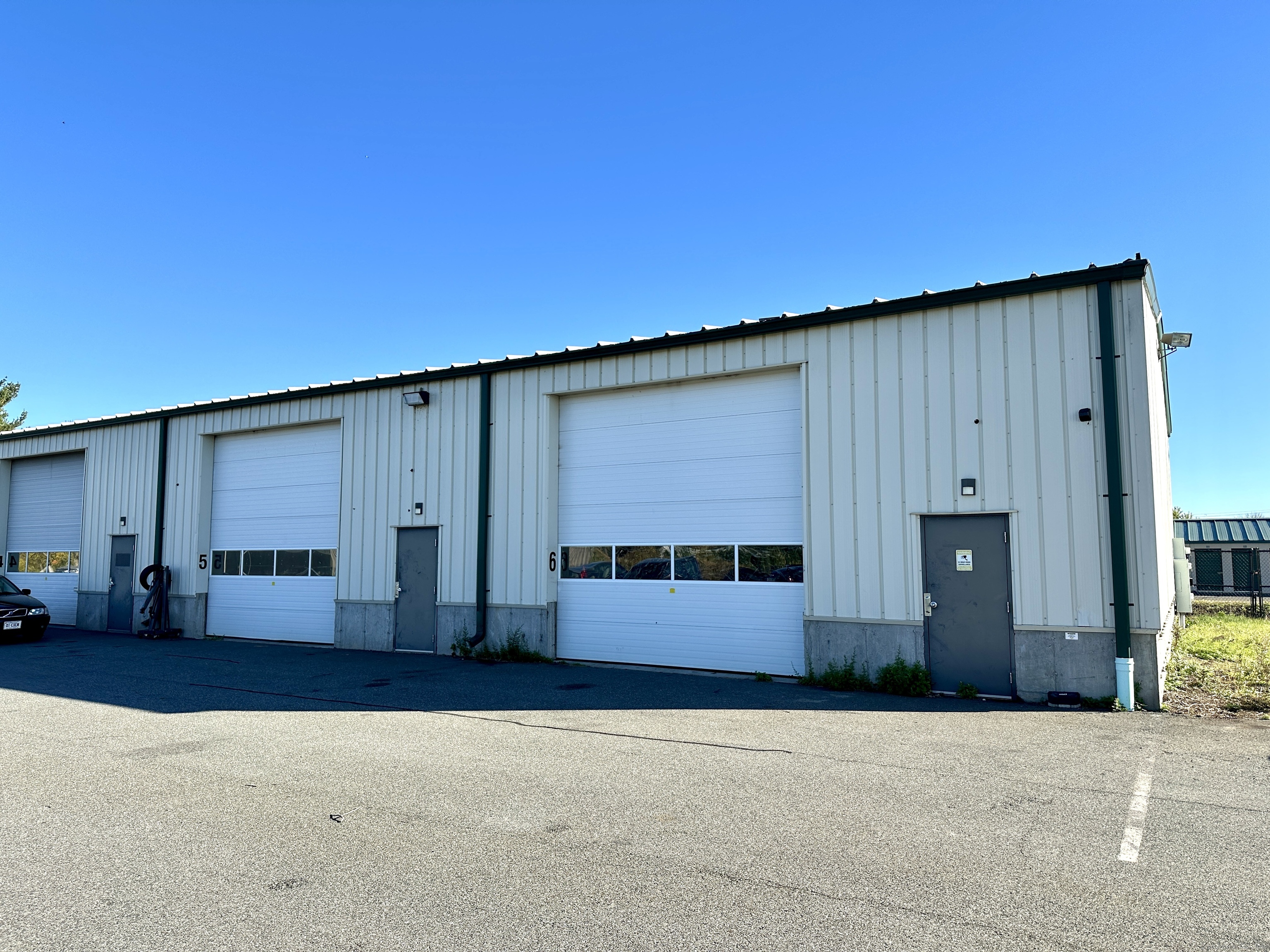 3,000sqft of clear span space 60'50'. Double overhead doors 14'x14' with electric openers. Ceiling mounted propane heaters. Two bathrooms. Floor Drains.  18ft ceiling height in the middle of the building. Lots of parking available @20spaces. Great location right off of Rt.5 and I-91. Lots of potential uses, perfect space for your business!