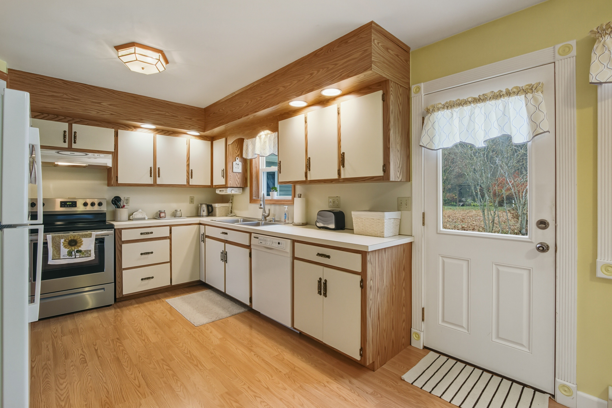 Photo 5 of 137 Maple Hill Road, Naugatuck, CT