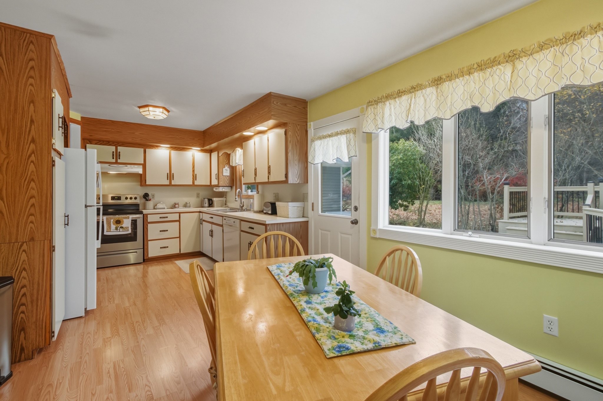 Photo 10 of 137 Maple Hill Road, Naugatuck, CT