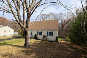 Homes for sale in Naugatuck, CT | 21 Longwood Dr, Naugatuck, CT 06770 | MLS# 24138916