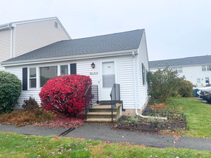 Homes for sale in Glastonbury, CT | 19 Stonecress Ln #19, Glastonbury, CT 06033 | MLS# 24129991