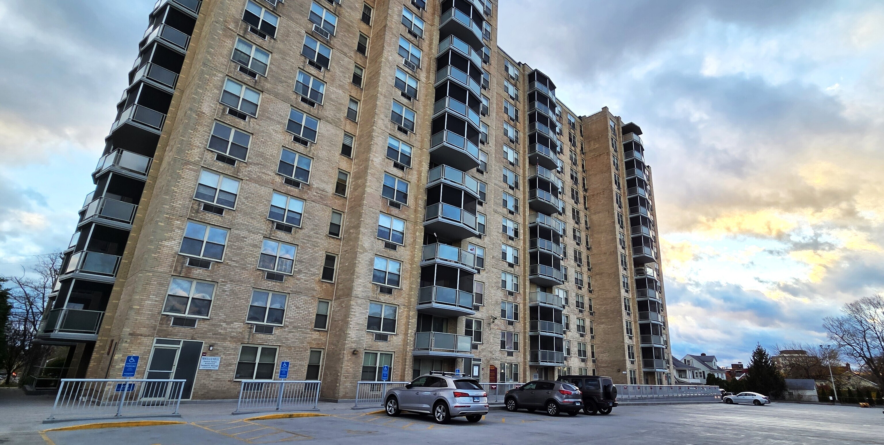 1 Strawberry Hill, Stamford, 06902, 2 Bedrooms Bedrooms, 0 ,2 BathroomsBathrooms,Condo/co-op For Sale,For Sale,Strawberry Hill,0,24139629