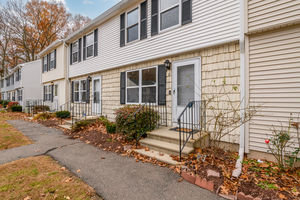 Homes for sale in Glastonbury, CT | 3 Periwinkle Ln #3, Glastonbury, CT 06033 | MLS# 24139535