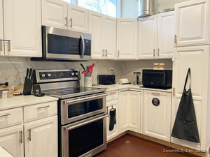 Homes for sale in Brookfield, CT | 1 Bayberry Dr, Brookfield, CT 06804 | MLS# 24131415