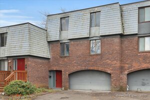 Homes for sale in Middletown, CT | 3 Trolley Crossing Ln #3, Middletown, CT 06457 | MLS# 24140770