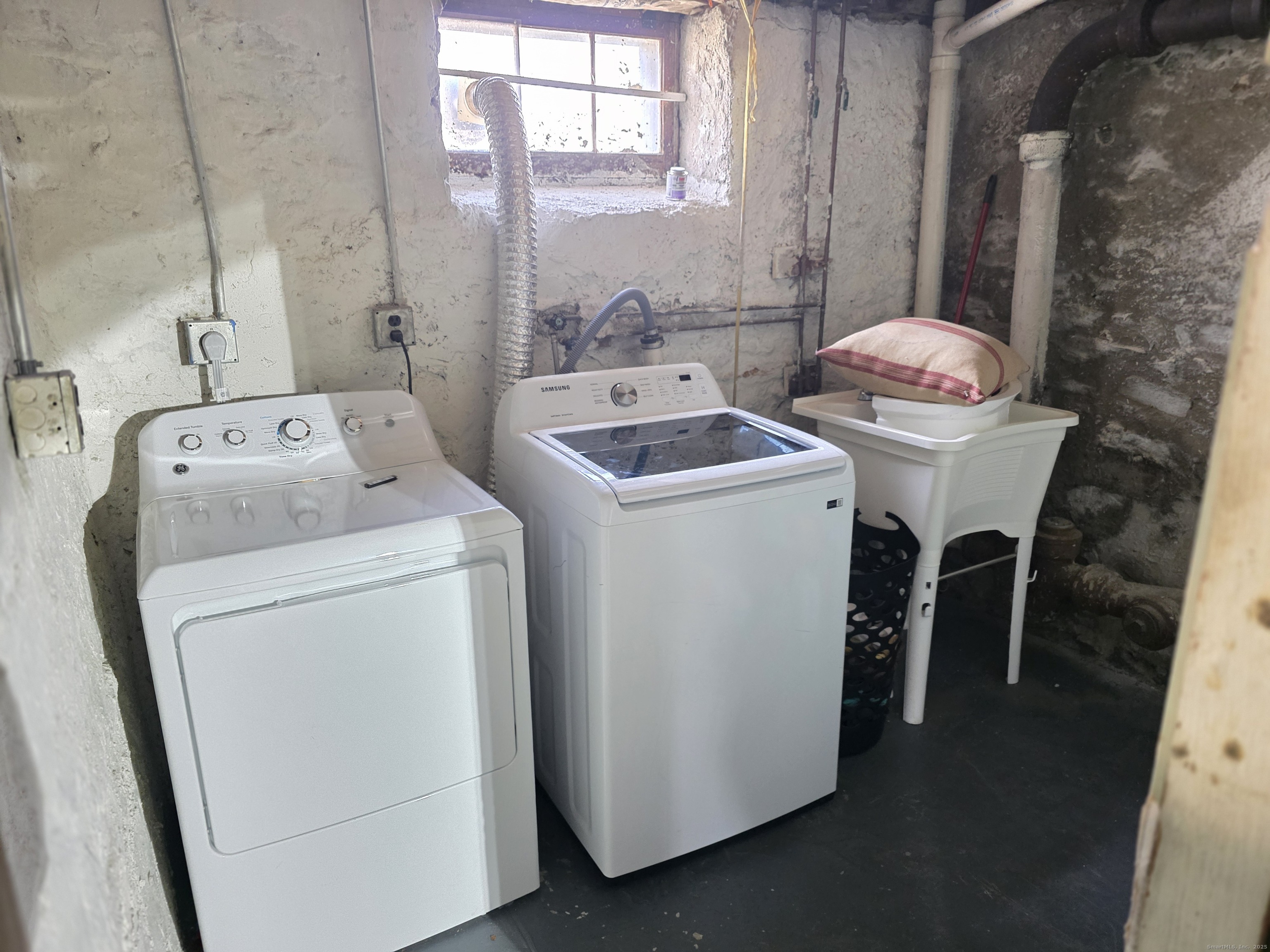 6 Couch, Norwalk, 06854, 3 Bedrooms Bedrooms, 0 ,1 BathroomBathrooms,Single Family For Sale,For Sale,Couch,0,24136403