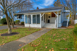 Homes for sale in Wallingford, CT | 19 Carriage Dr, Wallingford, CT 06492 | MLS# 24142510