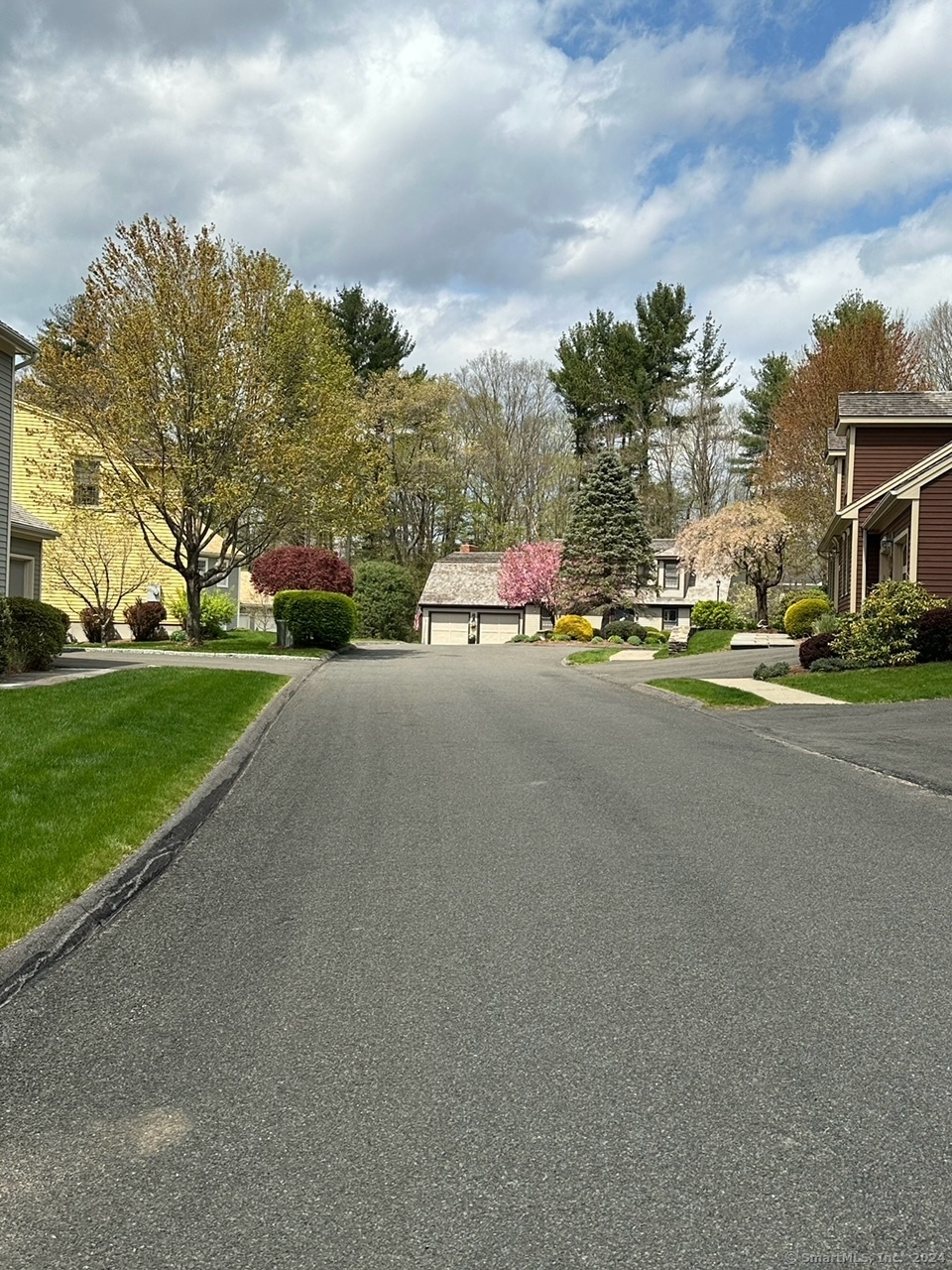 Homes for sale in Woodbury, CT | 9 Hill View Ln, Woodbury, CT 06798 | MLS# 24143007